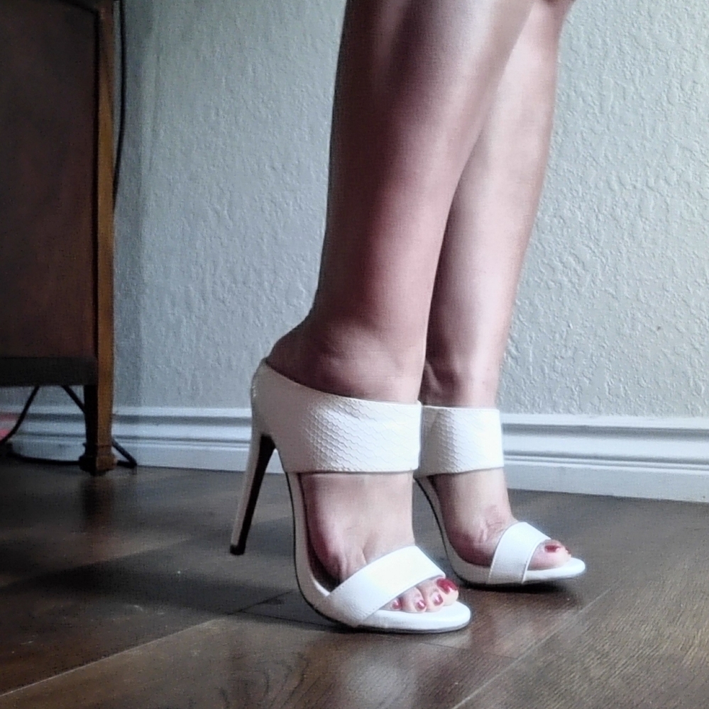 Mossimo Supply Co White Heeled Sandals Modern Design Mules Sz 6